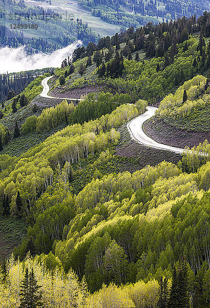 Scenic View Of Guardsman Pass Road während des Sonnenuntergangs in Big Cottonwood Canyon