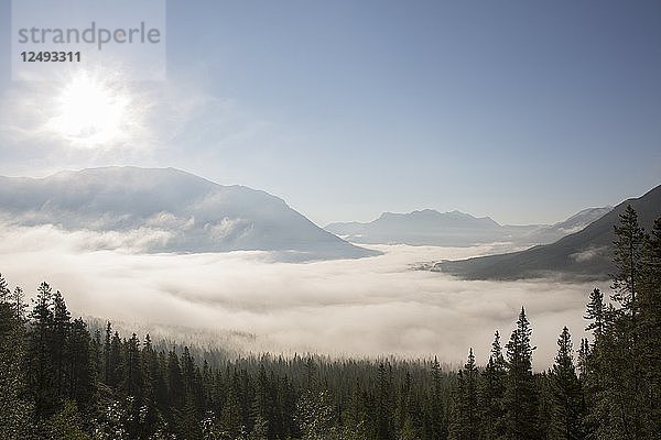 Blick auf Nebel und Gebirge in den frühen Morgenstunden