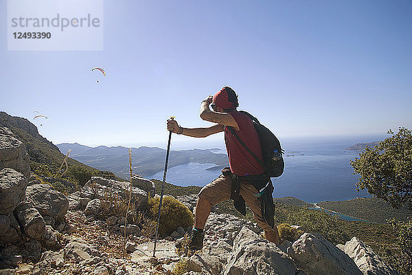 Ein männlicher Bergsteiger erkundet das Gleitschirmfliegen während eines Bergtrekkings in Kas  Antalya  Türkei