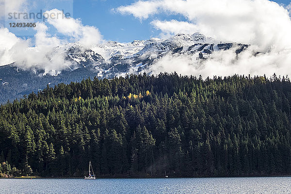 Das Skigebiet Whistler Blackcomb kann von der anderen Seite des Alta Lake State Park in British Columbia gesehen werden