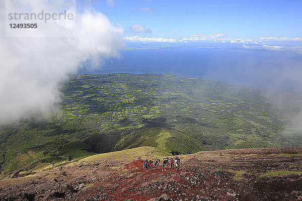 Eine Gruppe von Wanderern klettert auf den steilen  kegelförmigen Vulkan Concepcion auf der Insel Ometepe  Nicaragua