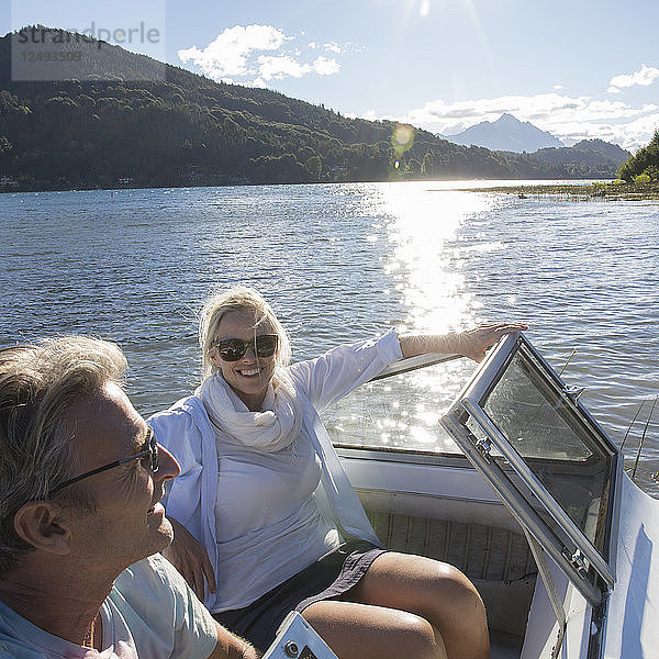 Porträt eines reifen Paares in einem Motorboot auf einem Bergsee