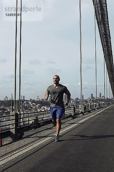 Fitnesssportler beim Laufen auf der Bosporus-Brücke. Istanbul Türkei