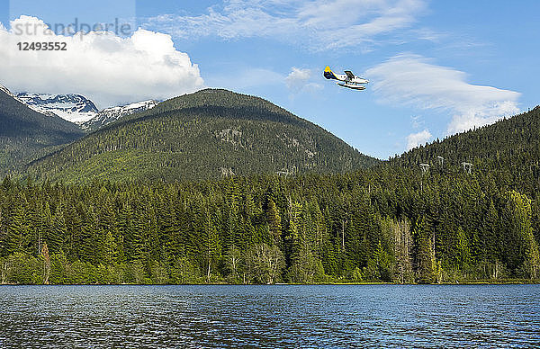 Ein Wasserflugzeug bei der Vorbereitung auf die Landung auf dem Green Lake in Whistler