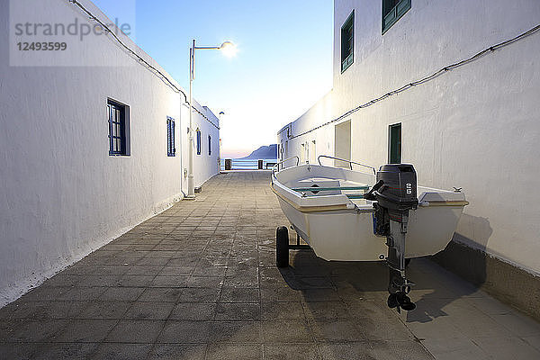 Boot und Fischerdorf Häuser in Famara Strand  Spanien