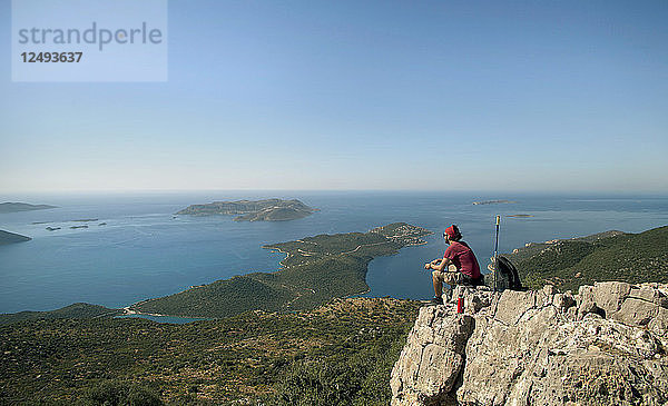 Junger männlicher Bergsteiger beim Bergwandern in Kas  Antalya  Türkei