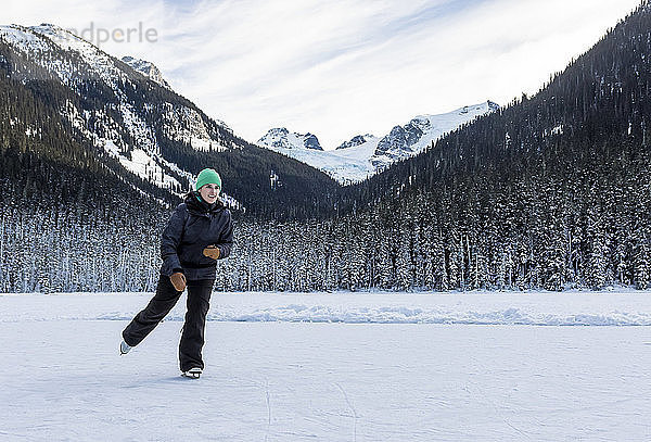 Mädchen beim Schlittschuhlaufen auf dem Joffre Lake in British Columbia