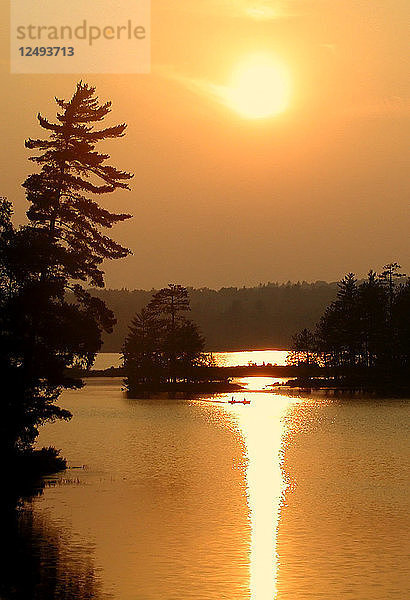 Silhouette von Kanufahrer auf Jennings Pond in Adirondack Park