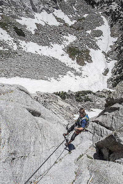 Ein Mann seilt sich von einem Aufstieg zurück zum Lone Peak Cirque in den Wasatch Mountains ab