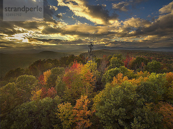 Feuer Aussichtsturm umgeben von Herbstbäumen mit Adirondack Mountains im Hintergrund