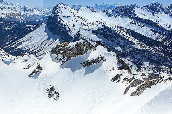 Luftaufnahme über Berge und Schnee