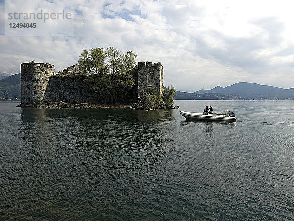 Vater und Sohn fahren mit dem Boot auf dem See vor der Schlossinsel