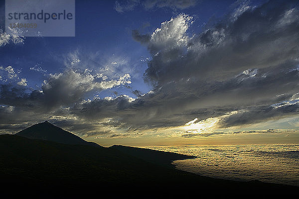 Panoramablick auf den Ozean und die Silhouette eines Berges im Teide-Nationalpark