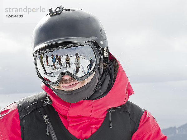 Porträt eines Skifahrers mit Schutzbrille und Helm am Cerro Catedral