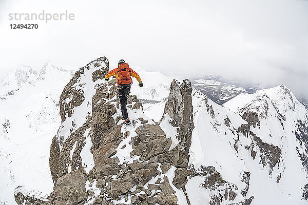 Ein Mann besteigt den Lizard Head Peak in der Lizard Head Wilderness  Uncompahgre National Forest  Telluride  Colorado.