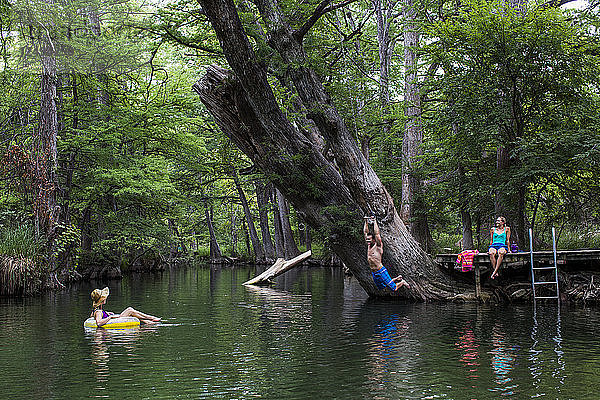 Das Blue Hole in Wimberley  Texas  ist an heißen Sommertagen ein beliebtes Ziel für Touristen und Einheimische. Das klare  kühle Wasser fließt durch Zypressen und bietet eine Zuflucht vor der texanischen Hitze.