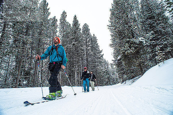 Drei Personen beim Skifahren auf einer verschneiten Piste in Jackson Hole  Wyoming.
