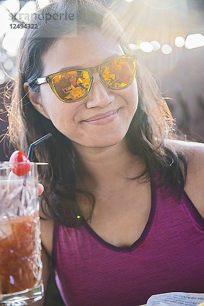 Eine Frau trinkt Bloody Mary in einer Bar auf den Kanarischen Inseln