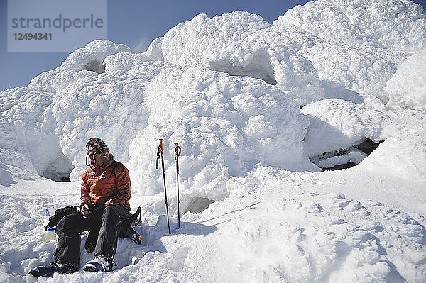 Männlicher Skifahrer auf dem dampfenden Gipfel des Mount Augustine  Alaska  USA