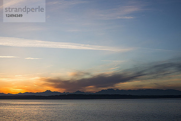 Olympic Mountains über Puget Sound bei Sonnenuntergang in Washington  USA