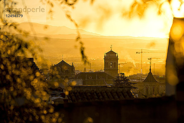 Sonnenuntergang über der alten spanischen Stadt Granada.