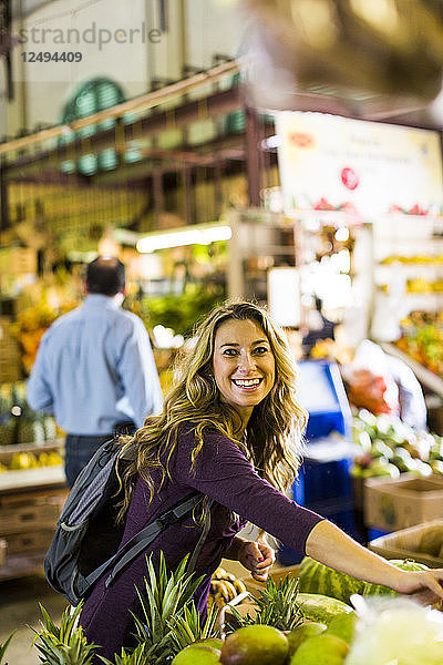 Lächelnde Frau Einkaufen auf dem Markt während des Urlaubs in Puerto Rico