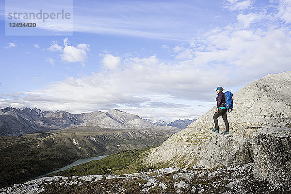 Wanderin am Aussichtspunkt am Stone Mountain in British Columbia in den nördlichen Rockies