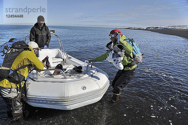 Skifahrer laden Ski in Boot auf Augustine Island im Cook Inlet  Alaska