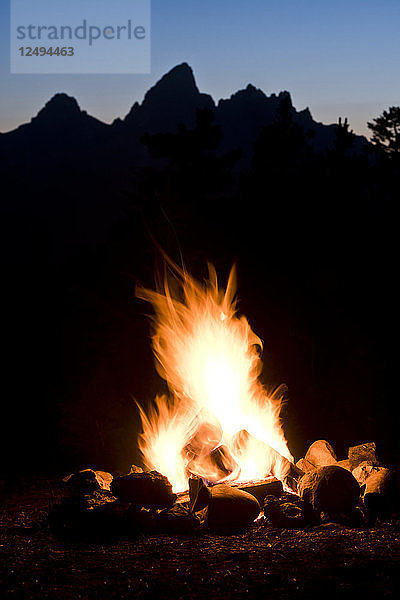Ein Lagerfeuer vor den Grand Teton Mountains in Jackson Hole  Wyoming