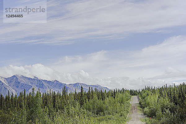 Nabesna Road im Wrangell-St. Elias National Park and Preserve  Alaksa mit Mentasta Mountains im Hintergrund.