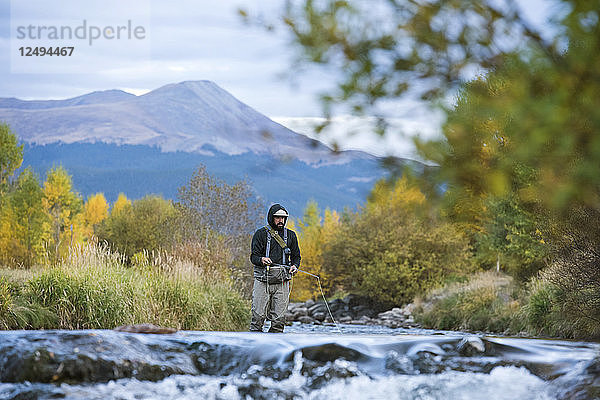 Ein Fliegenfischer am Eagle River  umgeben von Herbstfarben in Breckenridge  Colorado