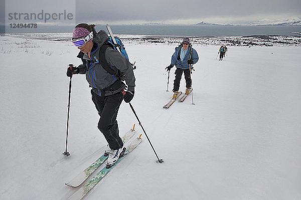 Gruppe von Skifahrer Wandern in verschneiter Landschaft