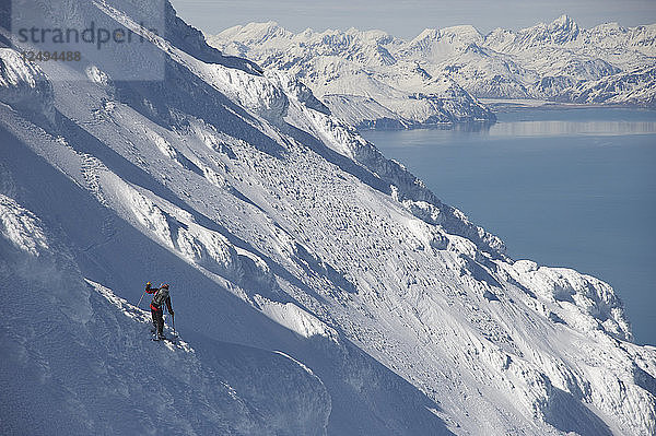 Skifahrer fahren vom Gipfel des Mount Augustine  Alaska  USA  hinunter