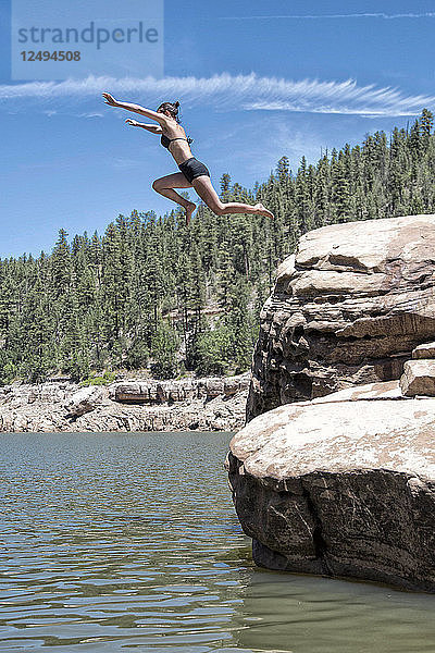 Junge Frau Klippenspringen im Wasser des Coconino National Forest  Arizona