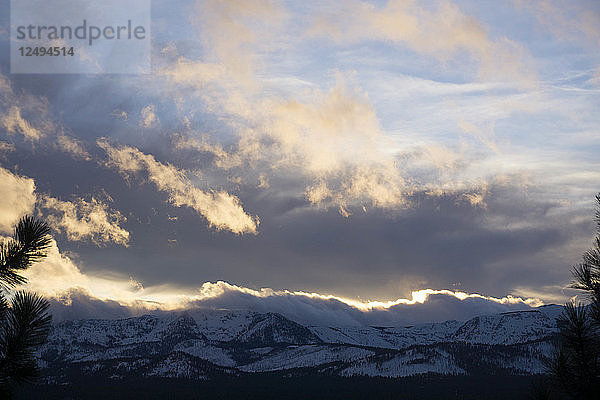 Sonnenuntergang im Winter in Hope Valley in der Nähe des Lake Tahoe  Kalifornien  USA