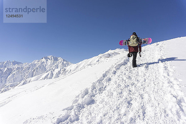 Sandra Hillen beim Wandern mit Snowboard im japanischen Hinterland in Hakuba