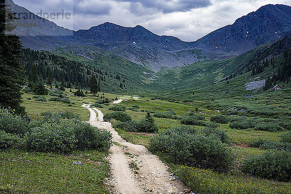 Bergstraße im Hinterland durch ein Tal in Colorado