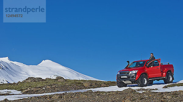 Individueller isländischer 4x4 Pick-up auf dem Weg zum Skalafellsjokull-Gletscher  der ein Teil des Vatnajokull-Gletschers ist - dem größten Gletscher in Europa