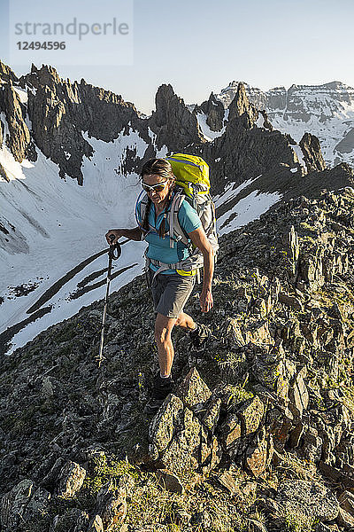 Eine Frau beim Wandern auf dem Blaine Peak unterhalb des Mount Sneffels in Colorado