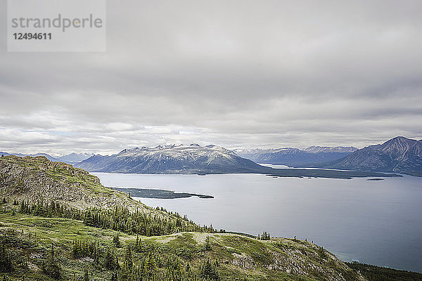 Atlin Lake mit den Boundary Mountain Ranges im Hintergrund  British Columbia