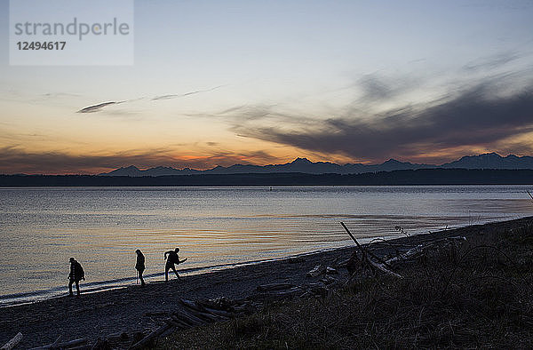 Silhouette von Menschen stehend auf Puget Sound während Sonnenuntergang in Washington  USA