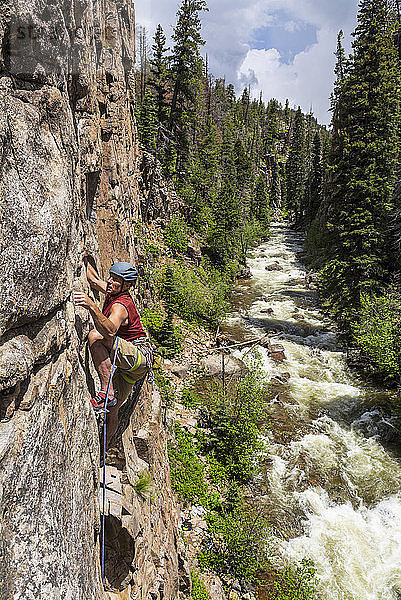 Ein Mann beim Klettern an einer Granitwand oberhalb von Lemon Creek  Durango  Colorado