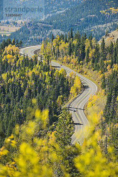 High Angle Ansicht der Bergstraße im Herbst in Colorado