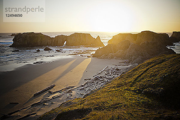 Sonnenuntergang über dem Elephant Rock  Bandon Bay Beach  Oregon.