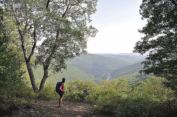 Rucksacktouristin beim Wandern auf dem West Rim Trail im Tioga State Park im Norden von Pennsylvania im September 2011. Der 30 Meilen lange Weg überblickt die Pine Creek Gorge und gilt als der Grand Canyon von Pennsylvania.