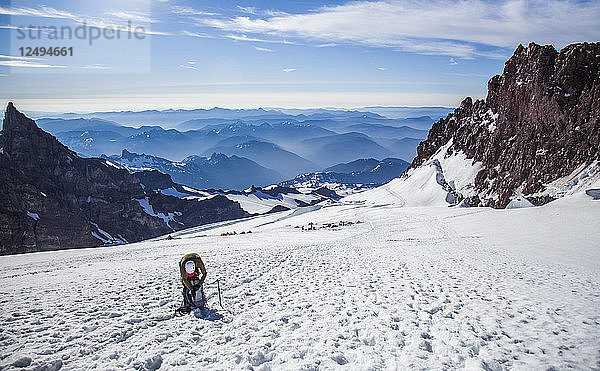 Ein Bergsteiger besteigt den Mount Rainier im Mount Rainier National Park  Washington  USA.