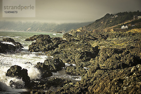 Wellen brechen an der felsigen Küste von Shelter Cove  Kalifornien.