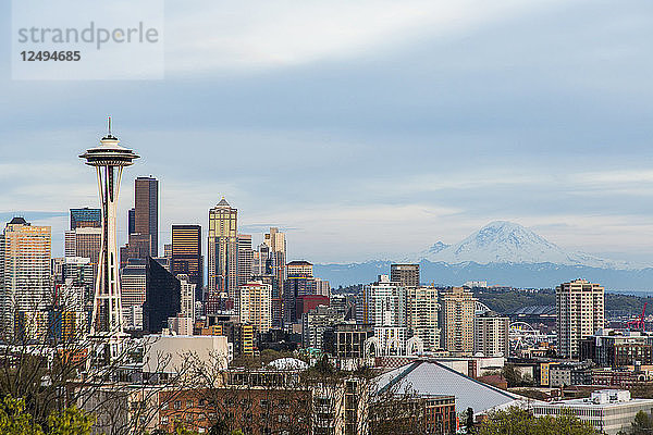 Downtown Seattle mit Blick auf Space Needle und Mount Rainier