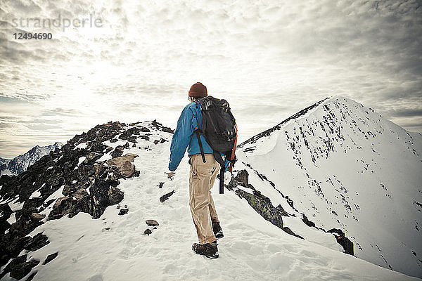 Ein Rucksacktourist wandert auf einem felsigen Pfad zum Gipfel des Frosty Mountain im Manning Provincial Park  BC  Kanada.