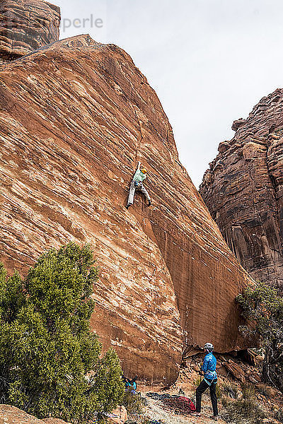 Ein Mann und eine Frau klettern am Hamm Boulder im Big Gypsum Valley  Naturita  Colorado